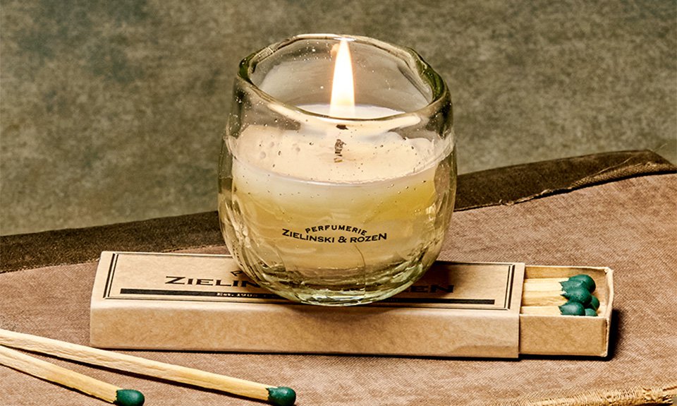 Длинные спички и свечи в чашах из выдутого вручную переработанного стекла.  Фото: Zielinski & Rozen