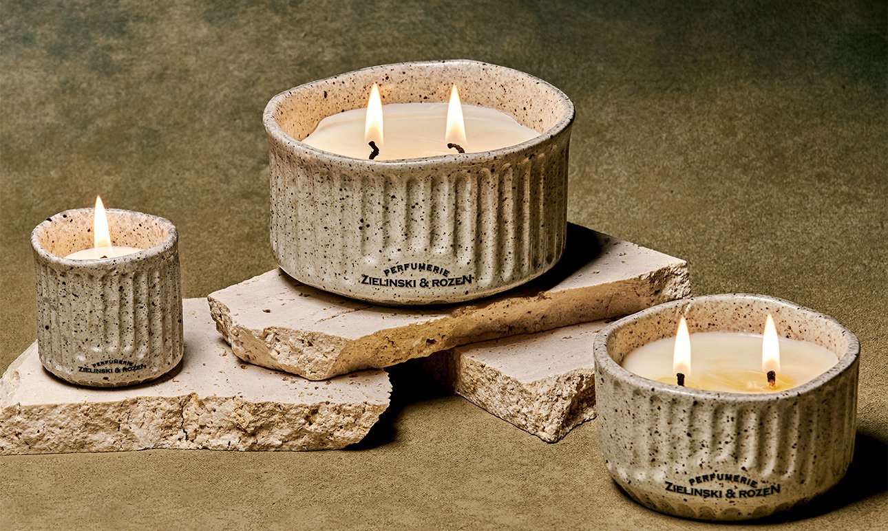 Свечи разного размера в чашах из индонезийской глины.  Фото: Zielinski & Rozen