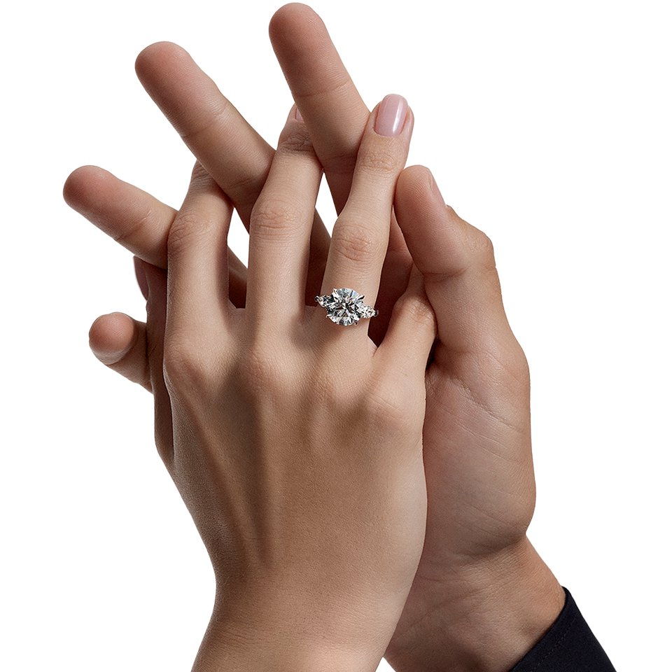 Кадр из новой рекламной кампании коллекции WHAT IS LOVE.  Фото: ALROSA Diamonds