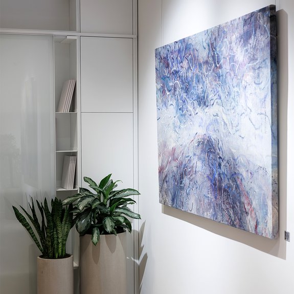 Работы Маши Шмидт в офисе AURIX. Фото: AURIX