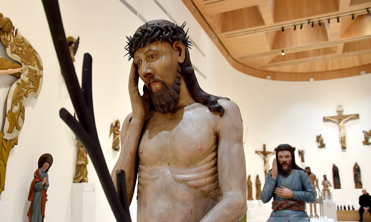 Коллекция русской деревянной храмовой скульптуры — главный хит и сокровище музея. Фото: Пермская государственная художественная галерея