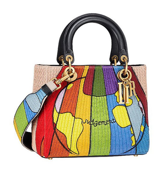 Сумка Lady Dior с вышивкой нитями и бусинами с рисунком карты Таро «Суд». Фото: Dior