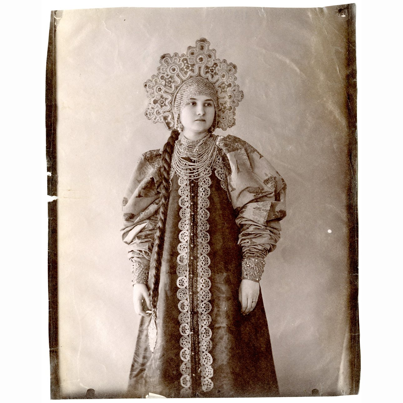 Девушка в костюме жительницы Пинежского уезда Архангельской губернии. Москва. 1890‑е.  Фото: Российский этнографический музей