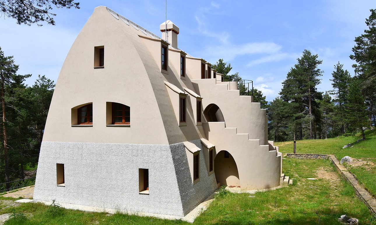 Хотя архитектура шале имеет все элементы, характерные для проектов Гауди тех лет, сам он авторства не признавал (вероятно, из-за несогласованных с ним изменений при строительстве).  Фото: Angela Llop