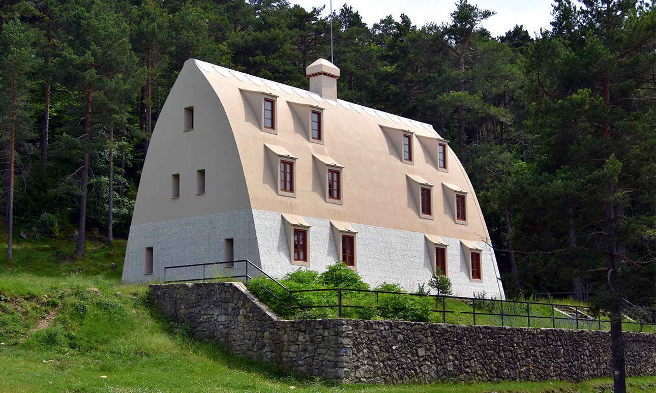 Список официально подтвержденных архитектурных объектов Антонио Гауди пополнился еще одним — затерянным в горах Каталонии шале.  Фото: Angela Llop
