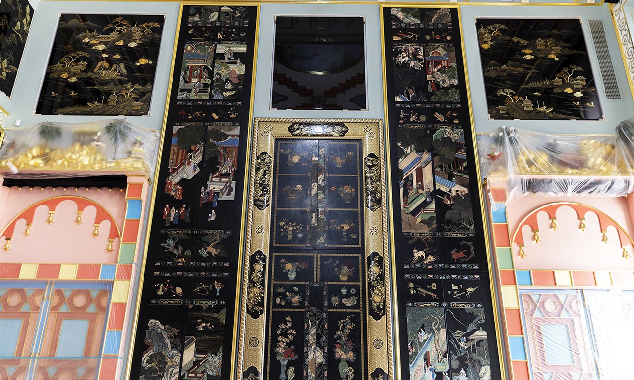 Для оформления Китайского зала использованы панно в традиционных техниках «куанцай» (резной полихромный лак с использованием минеральных красок) и «мяоцзинь» (золотой лак по черному лаку).  Фото: ПАО «Газпром»