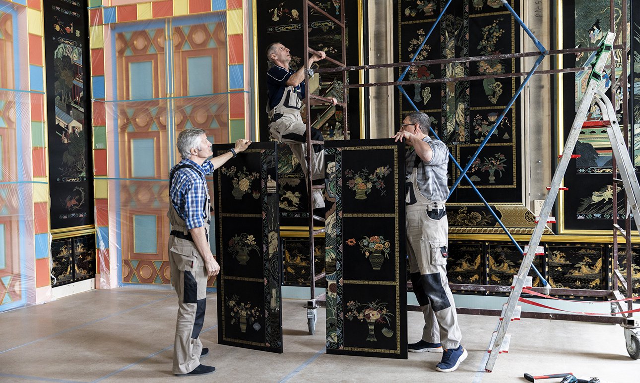 В Китайском зале идет процесс монтажа: панели соединяют с рамами на специальную обрешетку, которая крепится к стенам.  Фото: ПАО «Газпром»