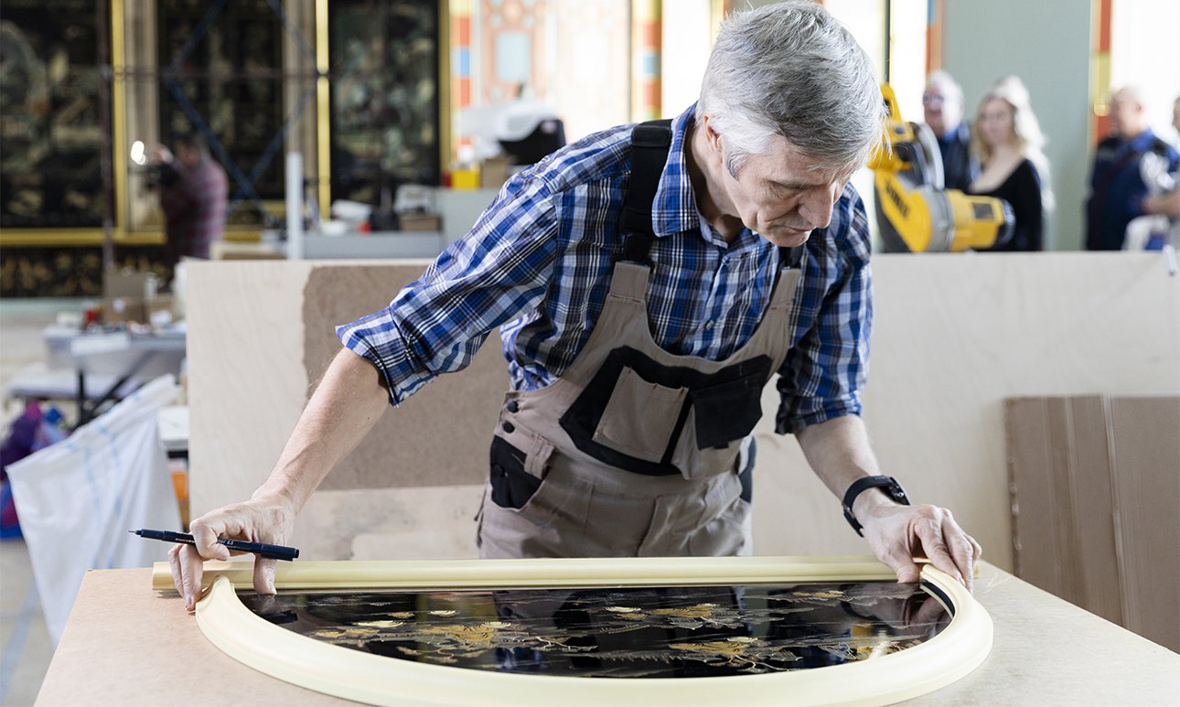 Российские реставраторы воссоздали широкие расписные рамы для панно в технике куанцай.  Фото: ПАО «Газпром».