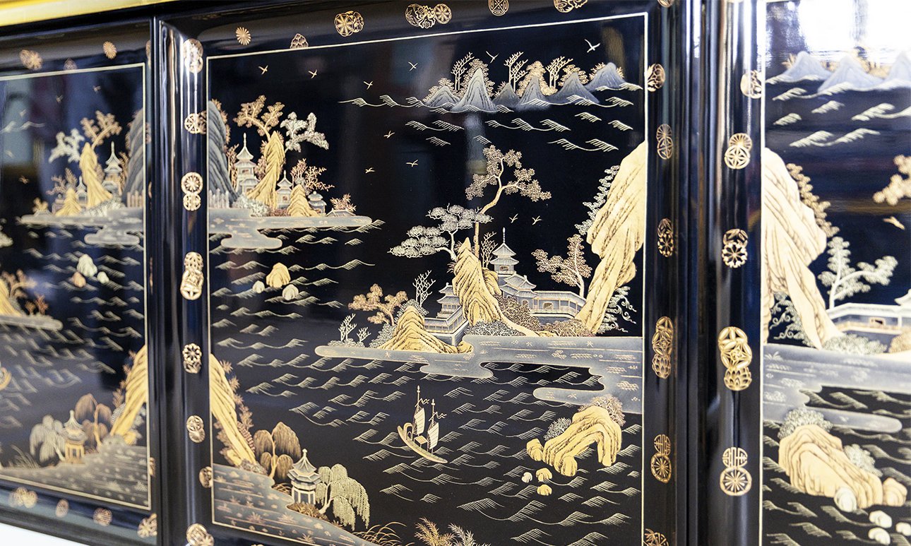 В нижнем ряду использовано 114 расписанных в технике «мяоцзинь» чайных подносов – с бортиком и донышком, с рисунком в виде прибрежного пейзажа. Фото: ПАО «Газпром»