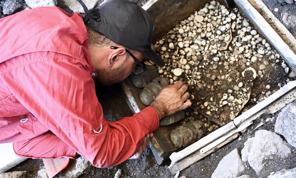 Фигурки из зеленого камня, добываемого в регионе Герреро, тысячи морских раковин, шары из копала, подвески в форме змей — все это находилось внутри шести сундуков из вулканического камня. Фото: Mirsa Islas/Proyecto Templo Mayor