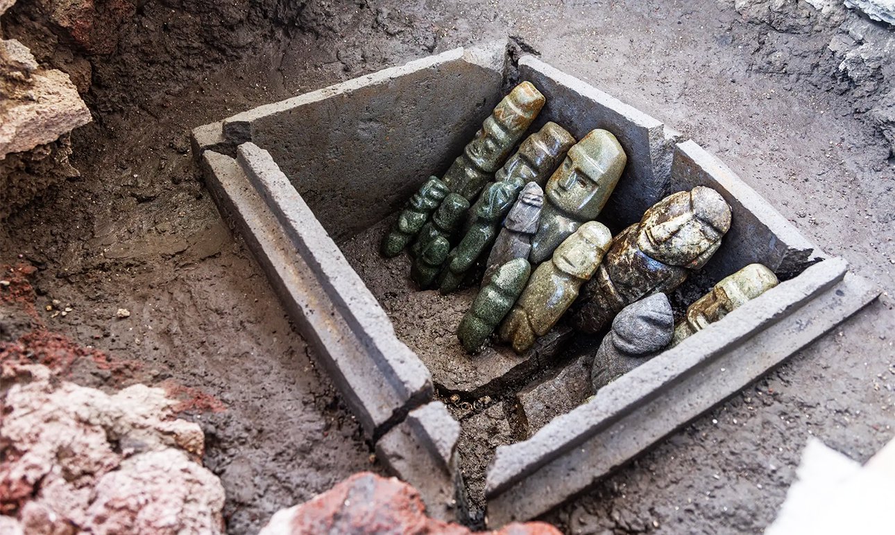 Ключевым компонентом подношений является группа из 83 антропоморфных фигурок из зеленого камня, обладающих чертами стиля, типичного для археологической культуры Мескала.  Фото: Mirsa Islas/Proyecto Templo Mayor