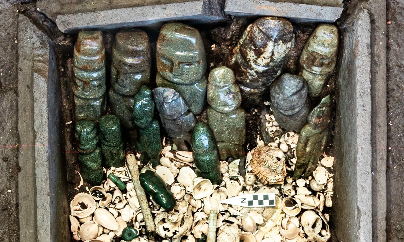 Ацтекские церемониальные предметы 500-летней давности внутри сундука для подношений — «тепетлакалли».  Фото: Mirsa Islas/Proyecto Templo Mayor