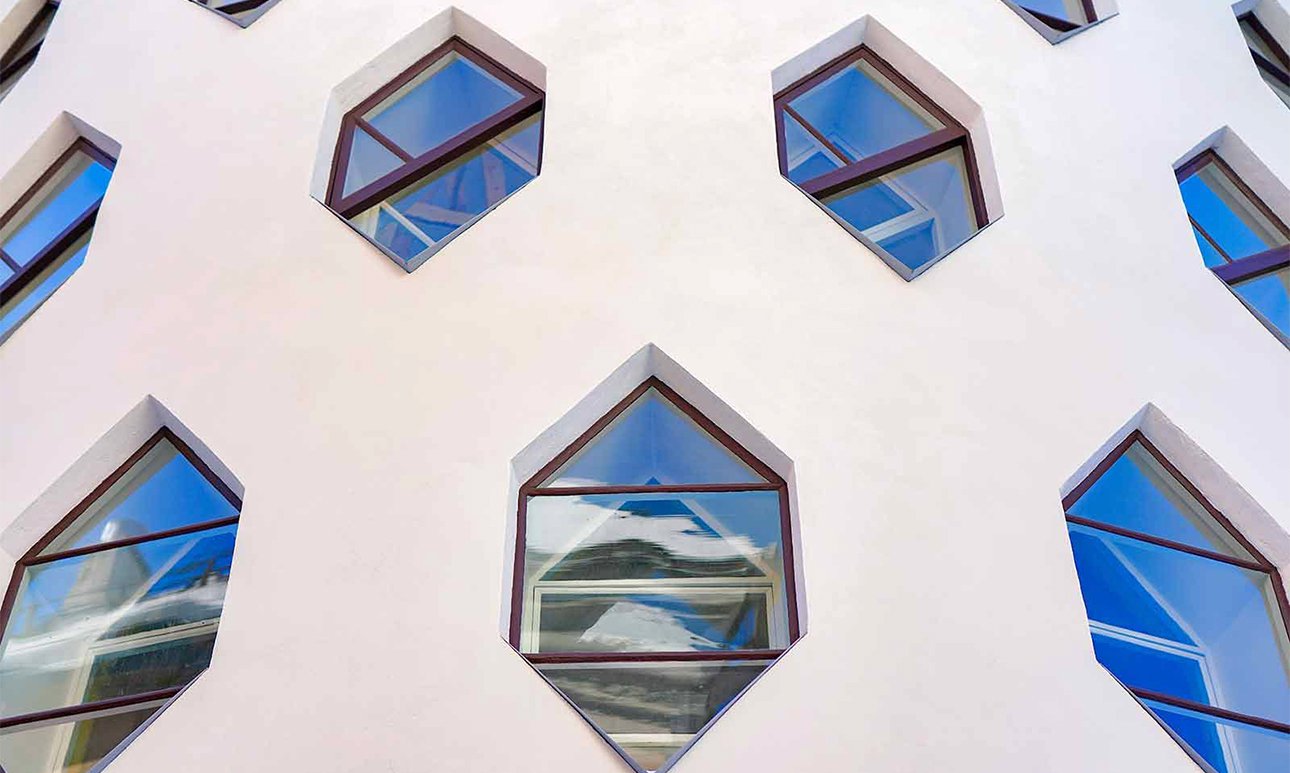 Специалисты отреставрировали фасады, укрепили конструкции кровли, привели в порядок кирпичную кладку и восстановили надпись „Константин Мельников. Архитектор“ на главном фасаде.  Фото: Государственный научно-исследовательский музей архитектуры имени А.В. Щусева