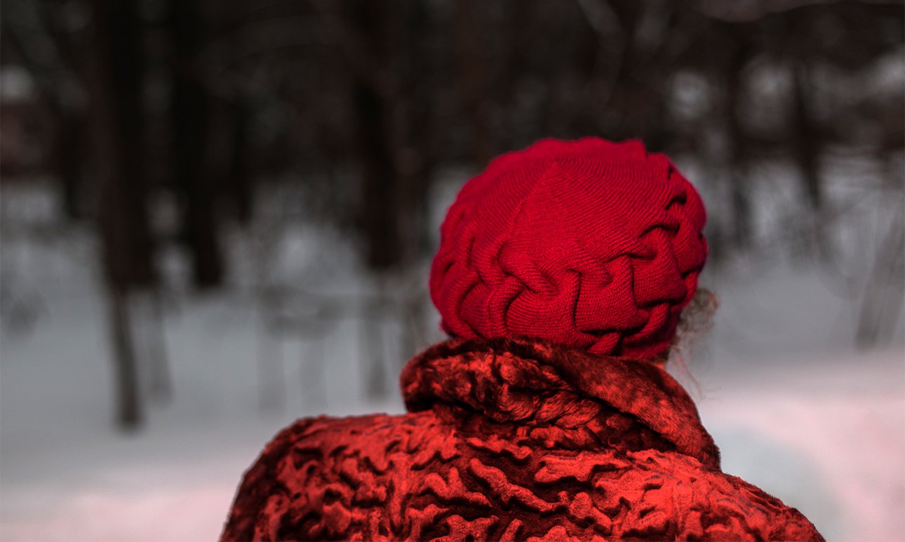 Создательница сельского музея Ольга Леонидовна Липчанская показывает территорию бывшего лагеря военнопленных. Село Чернцы, Лежневский район, Ивановская область. 2026. Фото: Фёдор Телков