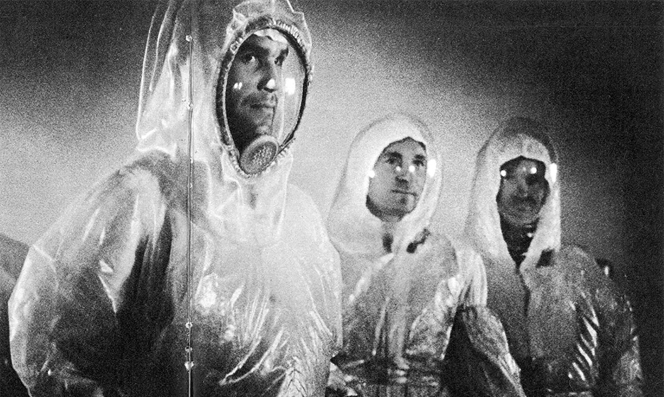 Дмитрий Бальтерманц. «Вот она, одежда атомного века». Журнал «Огонек», 1966, № 51. Фото: Новое литературное обозрение