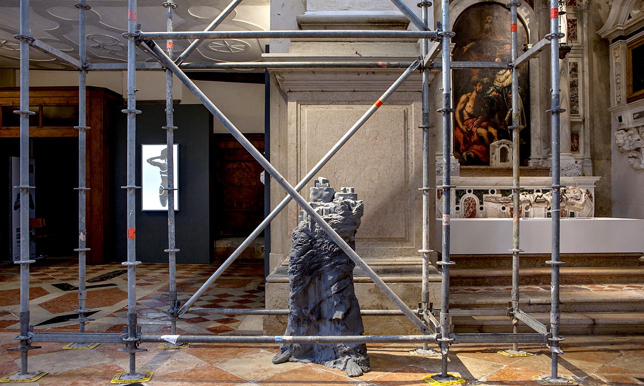 Выставка Recycle Group Conversion в исторической церкви Сант-Антонин, Венецианская биеннале. 2015.  Фото: галерея «Триумф»