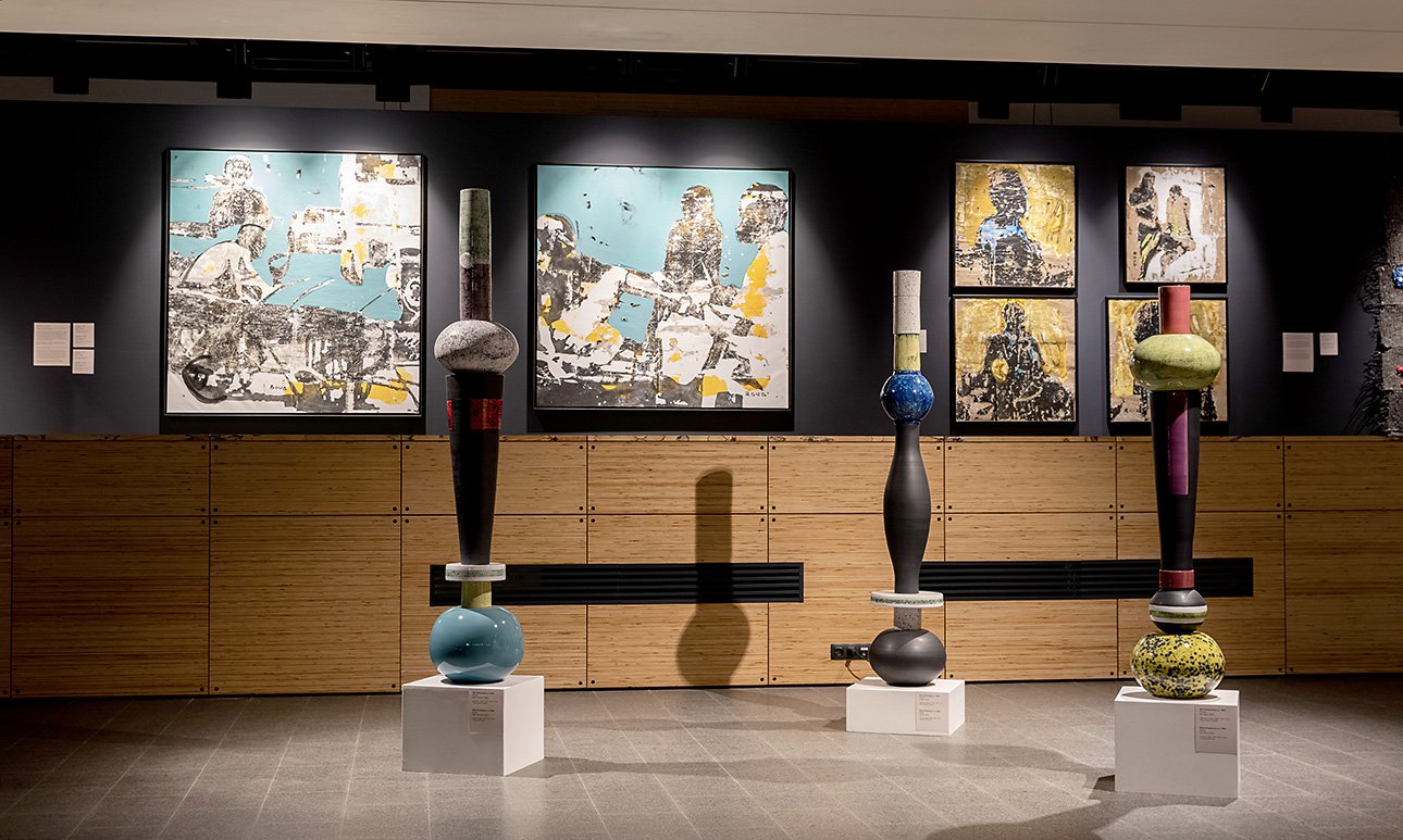 Выставка  «Перевернутое сафари» в ЦВЗ Манеж в Санкт-Петербурге. 2023.  Фото: галерея «Триумф»