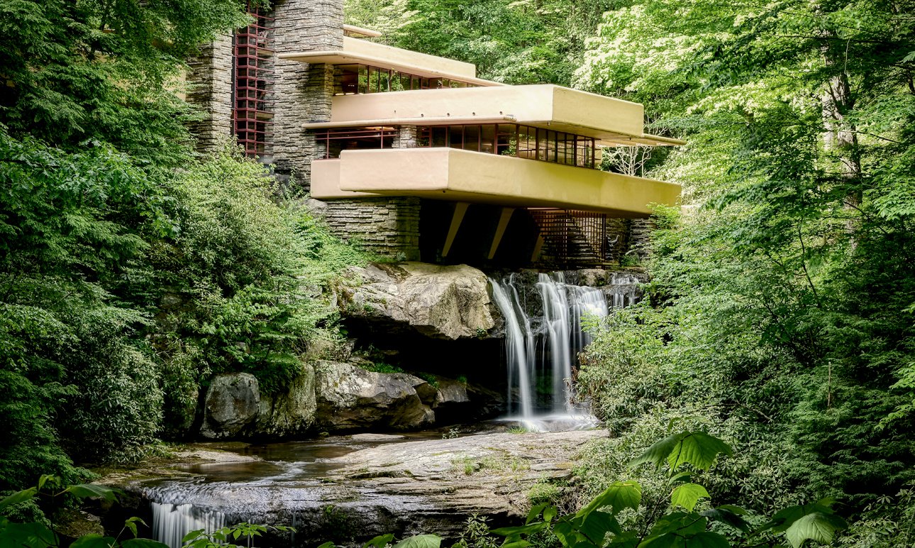 Внешний облик Дома над водопадом после реставрации совершенно не изменился, хотя объем проведенных здесь работ не может не впечатлять.  Фото: Venti Views/Unsplash