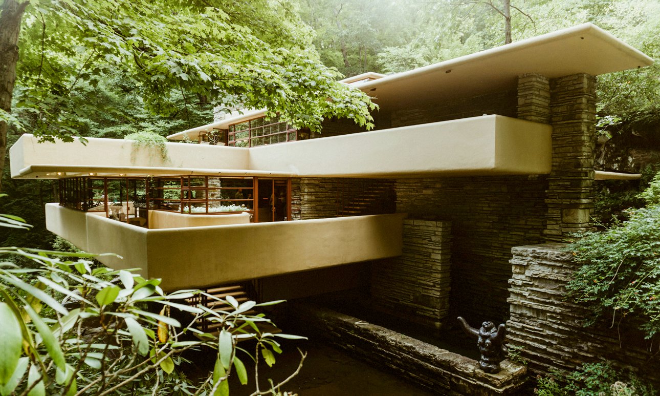 Сохранение Дома над водопадом требует осмысления подобных вопросов параллельно с принятием решений о мельчайших технических деталях.  Фото: Кirk Thornton/Unsplash