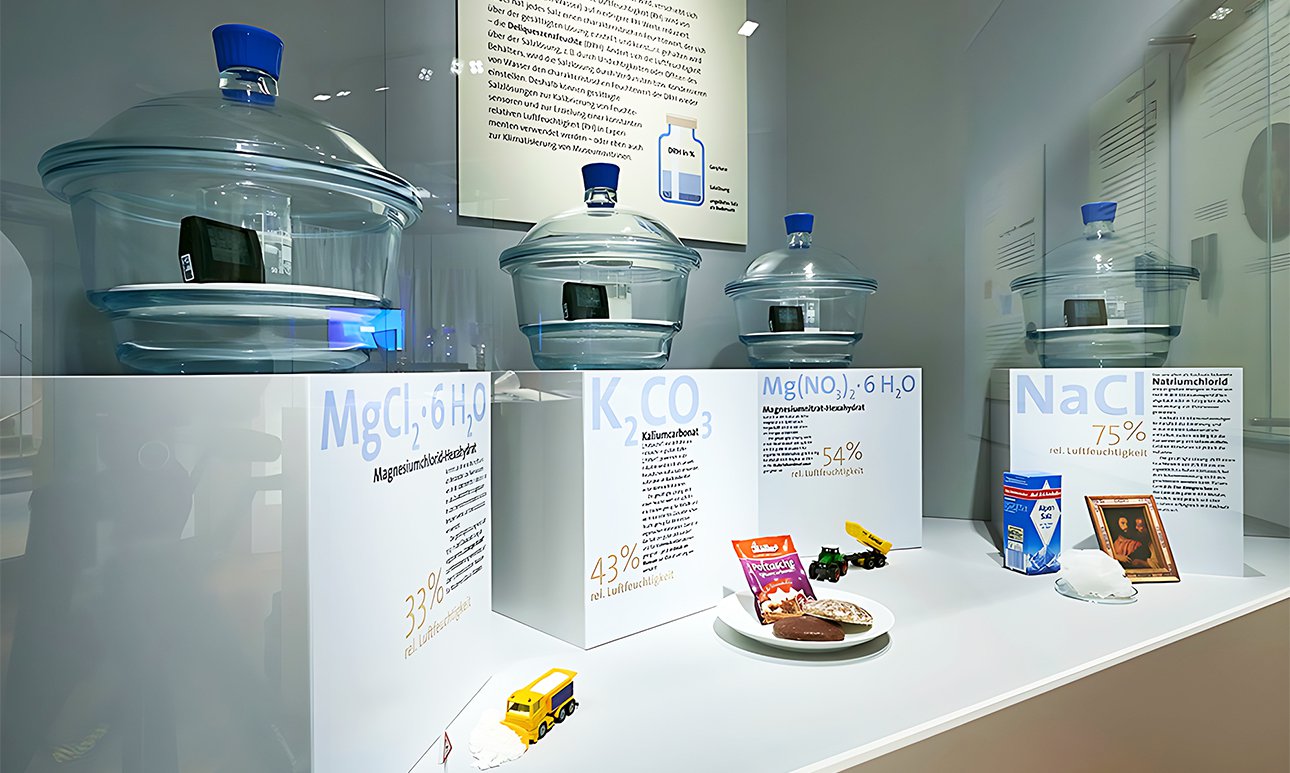 На недавней выставке в Кобургском замке устроители подробно и наглядно представили полюбившийся им метод консервации стекла.  Фото: Dieter Ertel/Kunstsammlungen der Veste Coburg