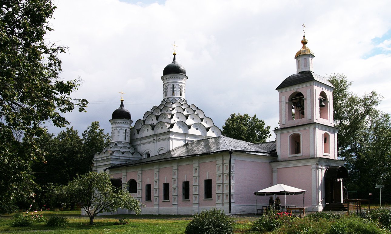 Реставрационные работы затронули все части храма, состоящего из трех разновременных построек: основного объема, колокольни и трапезной между ними. Фото: Ludvig14/Wikimedia Commons