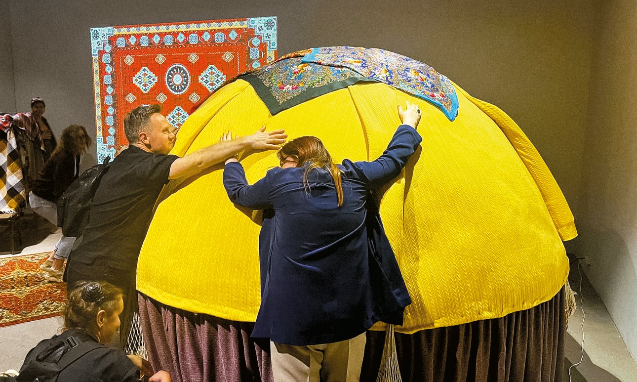 Объект Эльдара Ганеева «Бабуля» из инсталляции «Домой». Проект «Любовь. От и До». 2024.  Фото: архив Ильдара Ганеева