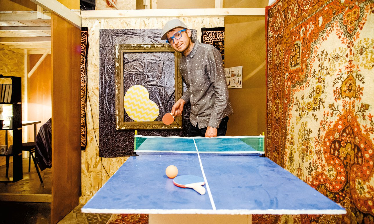 Эльдар Ганеев внутри инталляции «Ракушка» в ЦТИ «Фабрика». Москва. 2023.  Фото: Таня Сушенкова