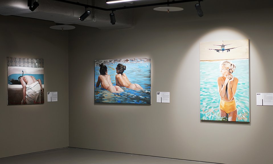 Часть экспозиции «Аналогия разделенной линии». Слева направо: «Индийский океан», «Здесь всегда безлюдно», «Выезд до 12».  Фото: Stella Art Foundation