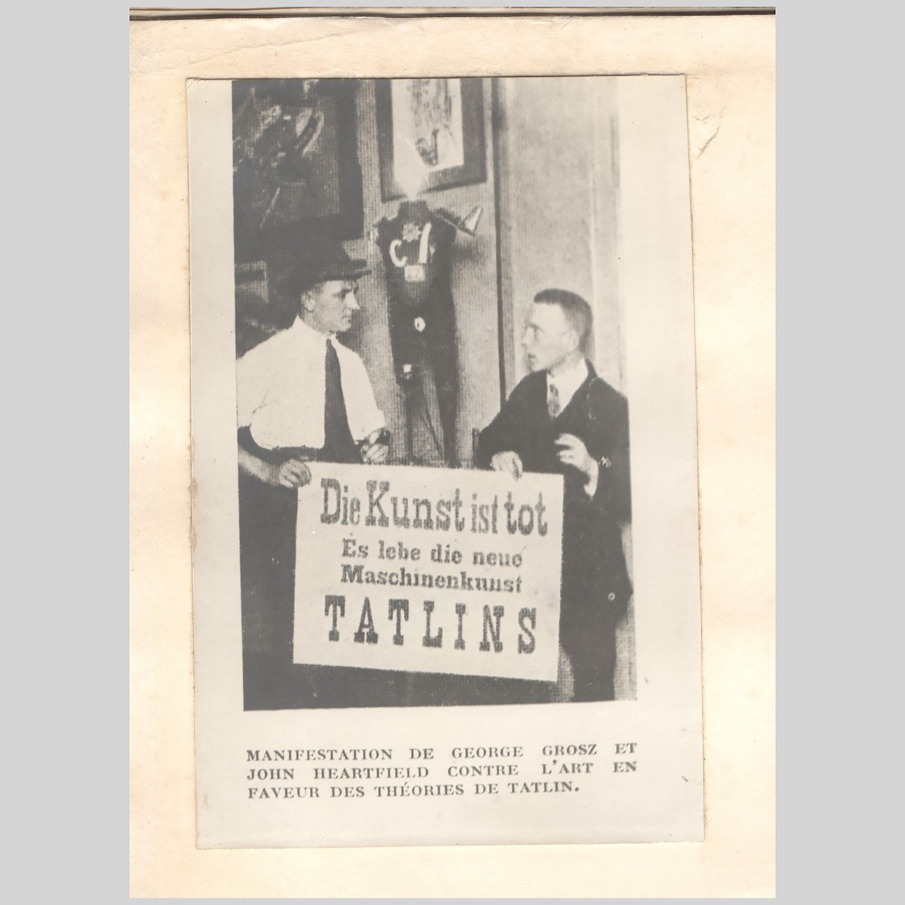 Георг Гросс (справа) и Джон Хартфилд с плакатом «Искусство умерло! Да здравствует новое машинное искусство Татлина!». 1920.  Фото: Центр Зотов конструктивное пространство