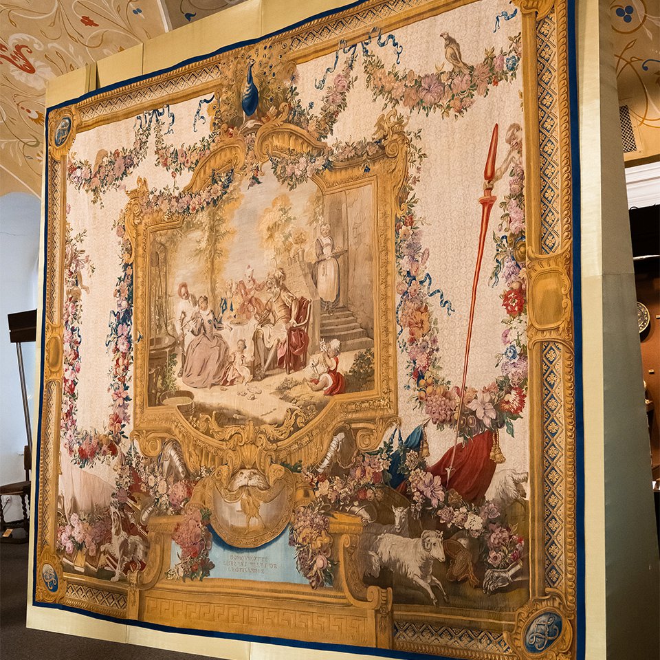 Шпалера «Дон Кихот с девицами постоялого двора», после  реставрационных работ. Фото: Музеи Московского Кремля