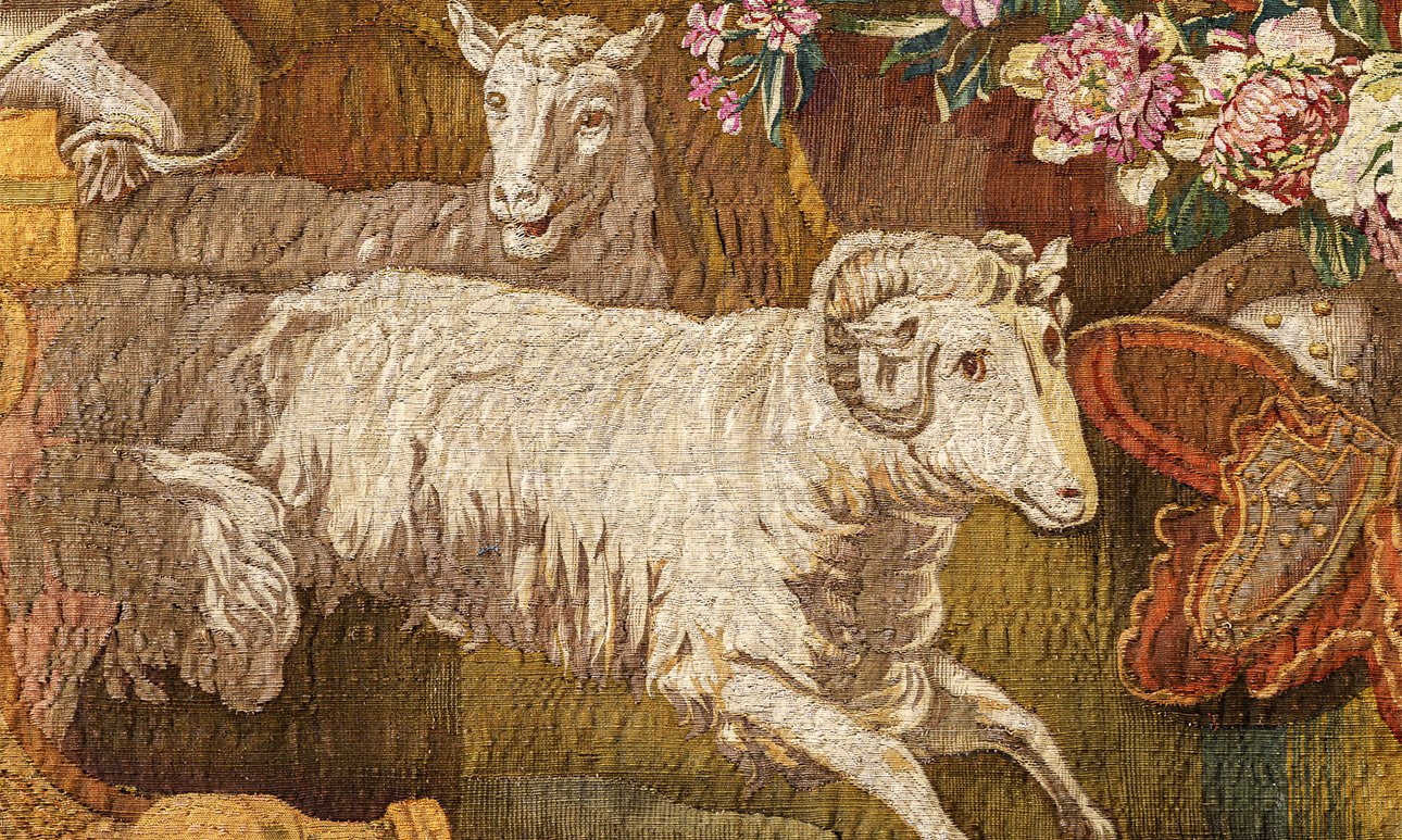 Фрагмент шпалеры «Дон Кихот с девицами постоялого двора»,  после реставрационных работ. Фото: Музеи Московского Кремля