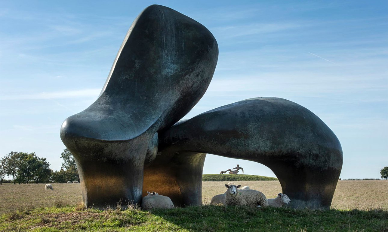 Генри Мур. Скульптура Sheep Piece. 1971–1972.  Фото: Henry Moore Foundation