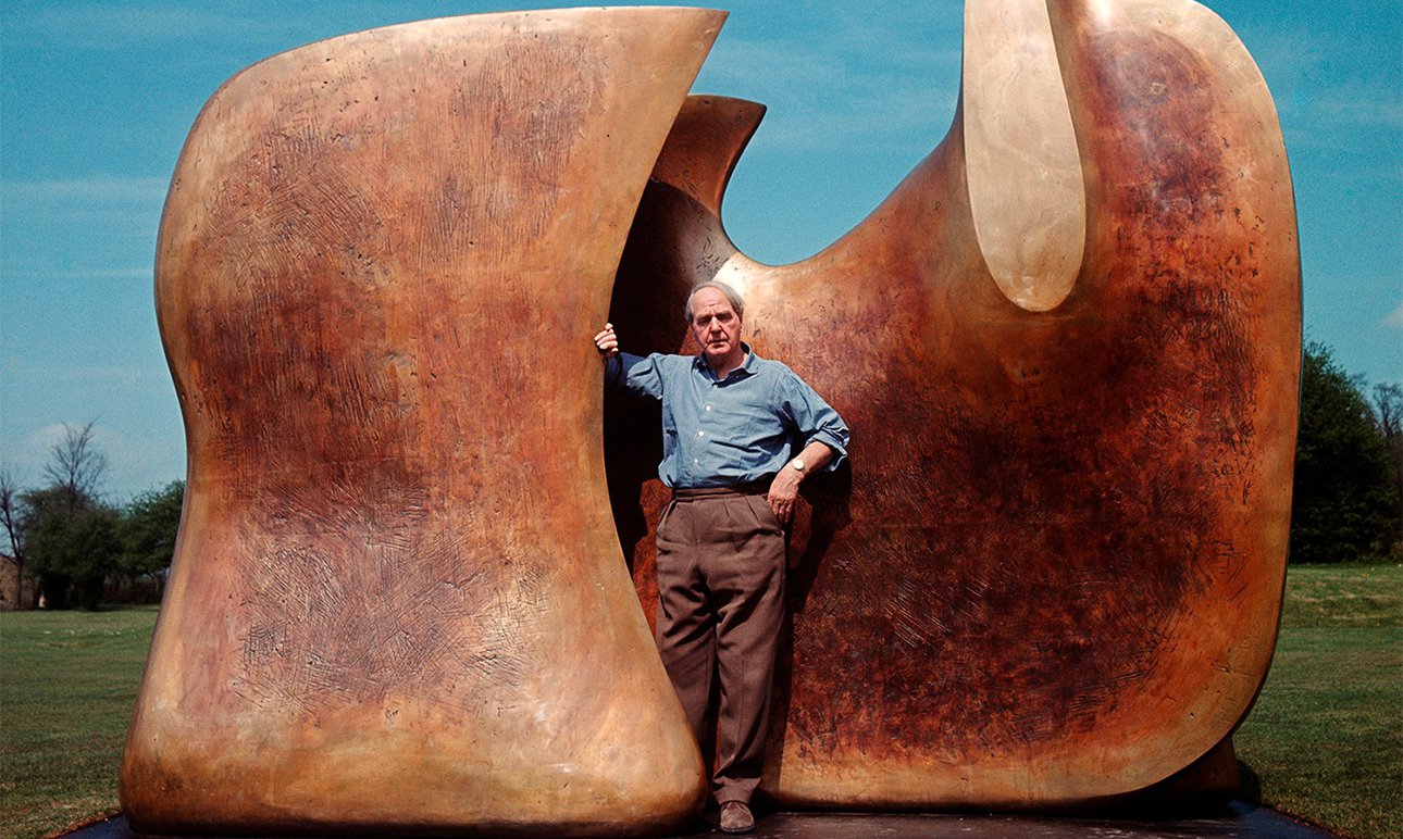 Генри Мур со своей двухчастной скульптурой «Лезвие ножа». Графство Хартфордшир, Перри-Грин. 1967. Фото: John Hedgecoe