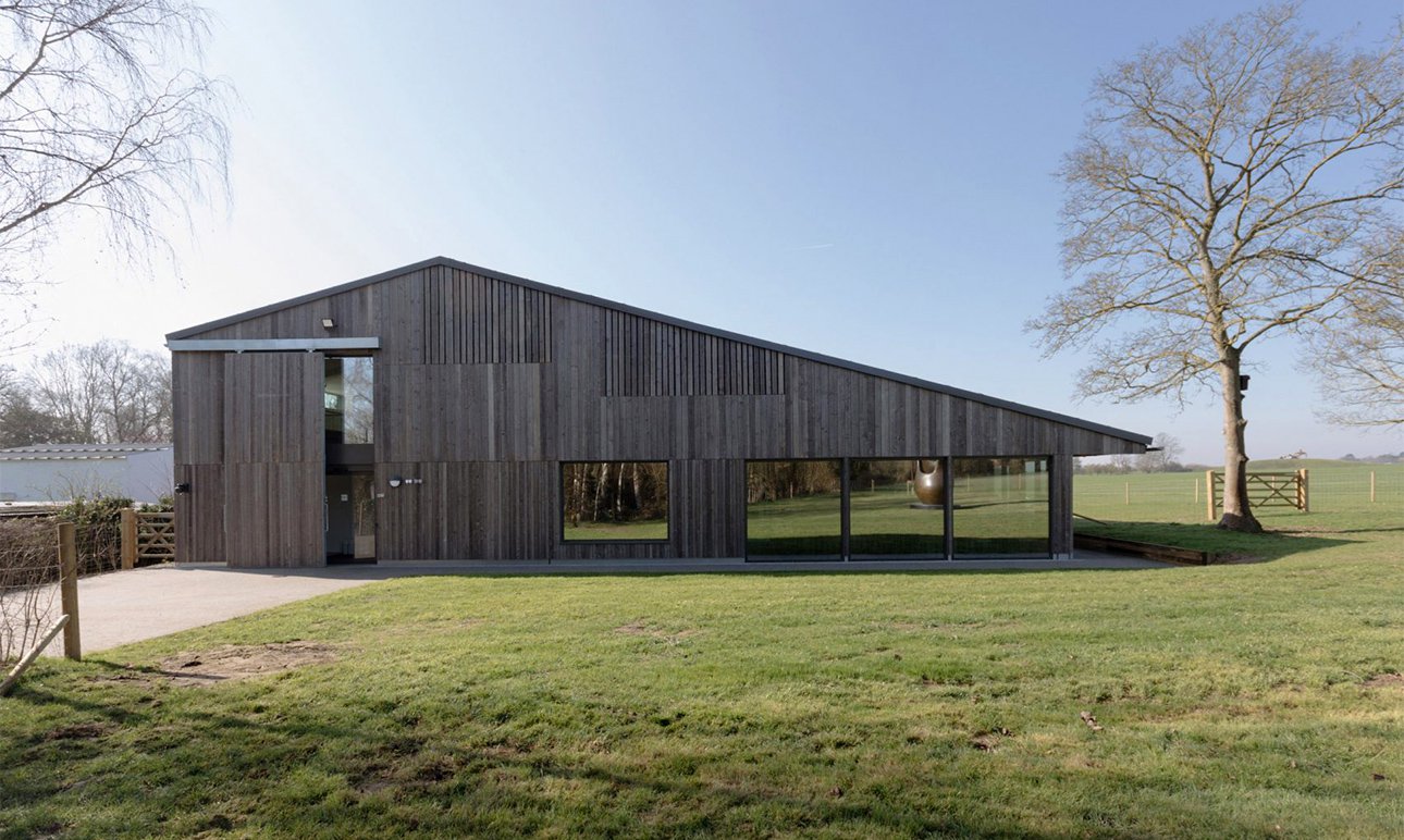 Бывший амбар в деревушке Перри-Грин, которую когда-то выбрал для жительства именитый скульптор, превращен в современное выставочное и образовательное пространство.  Фото: Rob Hill