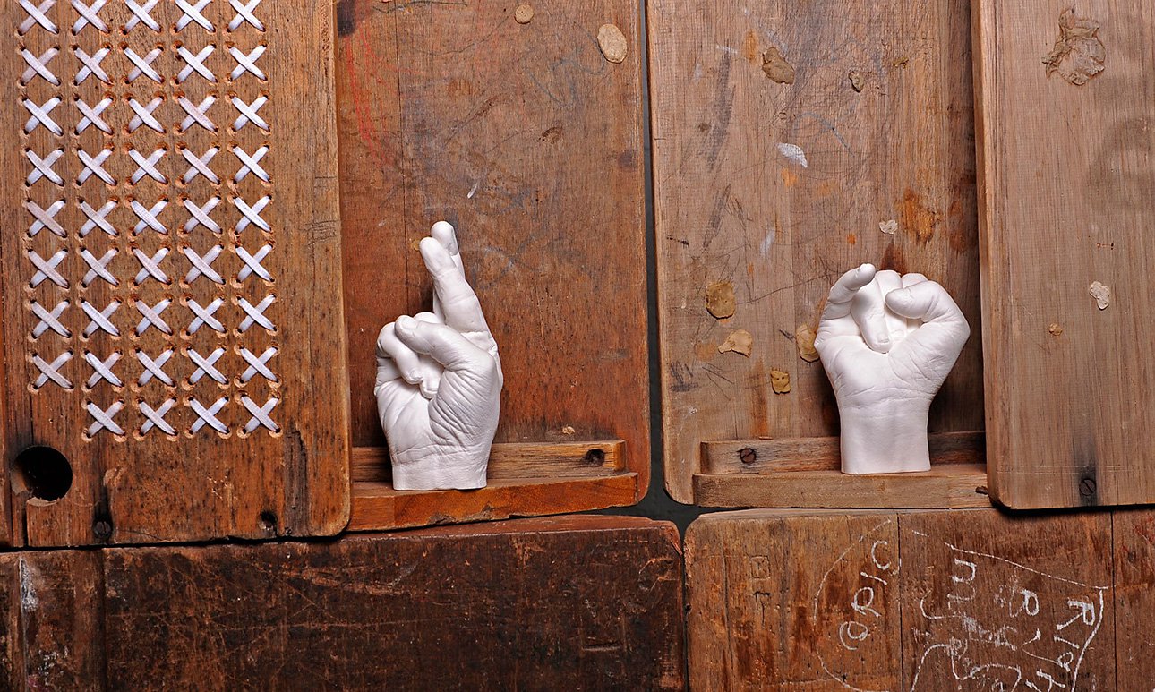 Кеманг Ва Лехулере. «Когда рушатся стены, рушатся и надписи на них». 2018. Фрагмент инсталляции.  Фото: Lerato Madunaand/Marian Goodman Gallery