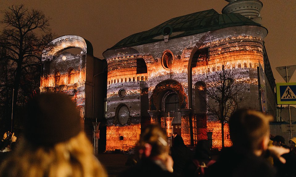 Desilence. Мэппинг Sensum на фасаде Банка "Гарантия" Фото: Клыков Алексей