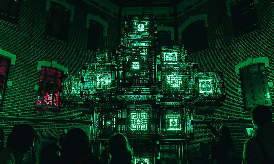 Леонид Тяптин, Aizek, Noteless. Инсталляция «ОБЪЕКТ-1.0002/26», внутренний двор Дома Трудолюбия.  Фото: Ермаков Илья