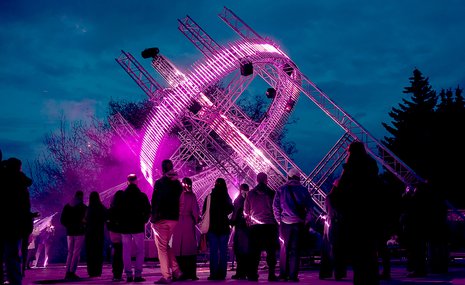 Знаки интервалов: Нижний Новгород высветил музыку дождя, тревогу поля и матрицу «цифры»