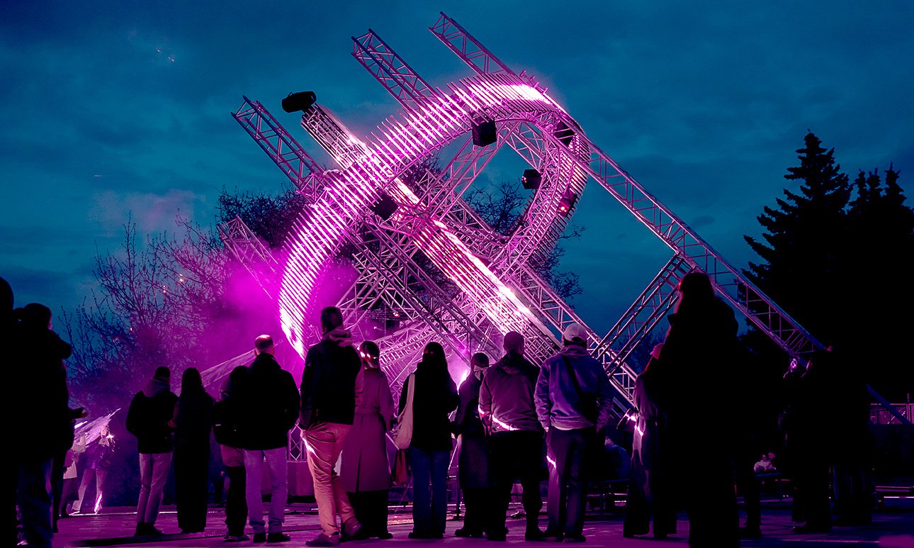 Т2 х dreamlaser. Инсталляция Transmission в Александровском саду.  Фото: Андрей Орехов