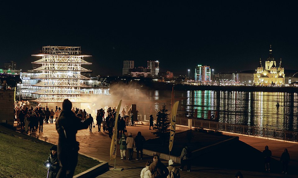 Т-Банк х dreamlaser х metanoeia studio. Инсталляция Strata на Нижне-волжской набережной.  Фото: Александр Костюнин