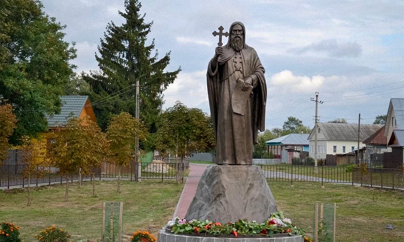 Памятник Герману Аляскинскому в Кадоме. Фото: Кадомский историко-краеведческий центр