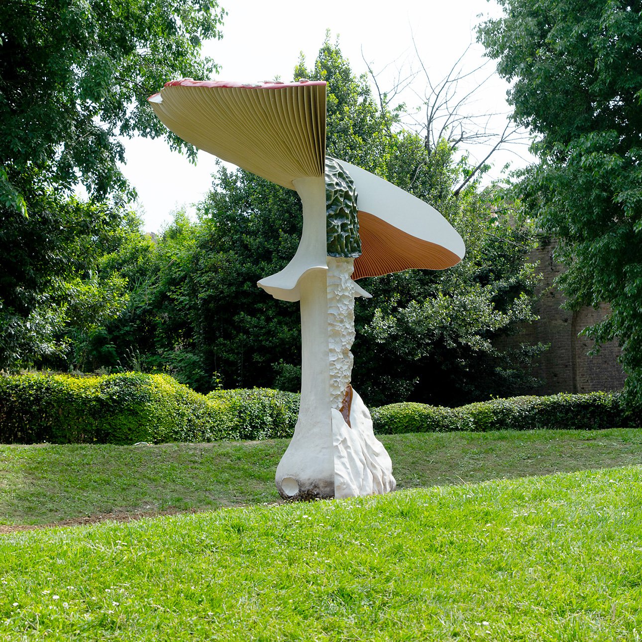Карстен Хёллер. Giant Triple Mushroom. 2025.  Фото: Luca Zambelli Bais/La Biennale di Venezia