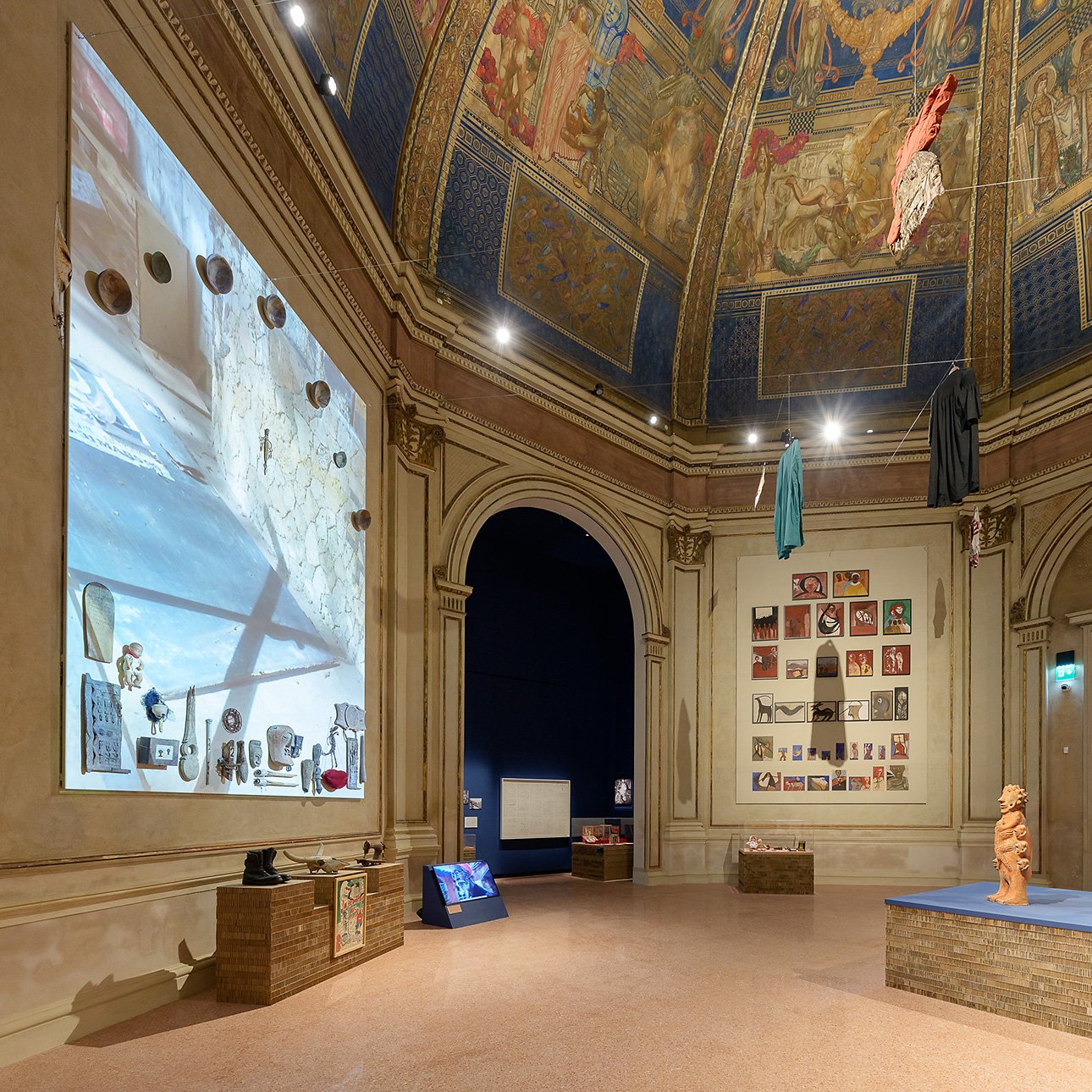 Первый зал — «святилище», работы Иссы Самба.  Фото: Andrea Avezzù/La Biennale di Venezia