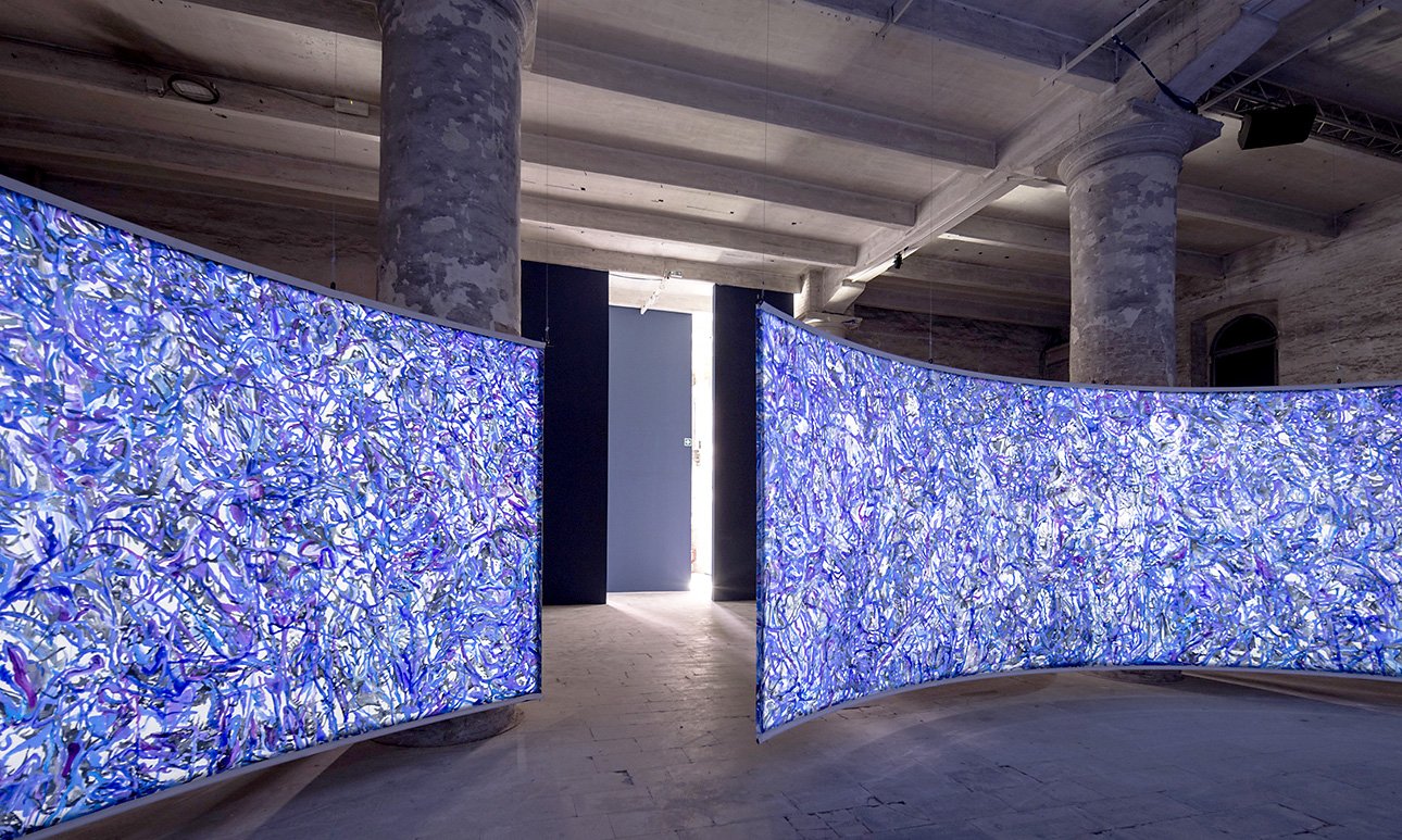 Восьмиканальная круговая видеоинсталляция Халеда Сабсади.  Фото: Marco Zorzanello/La Biennale di Venezia