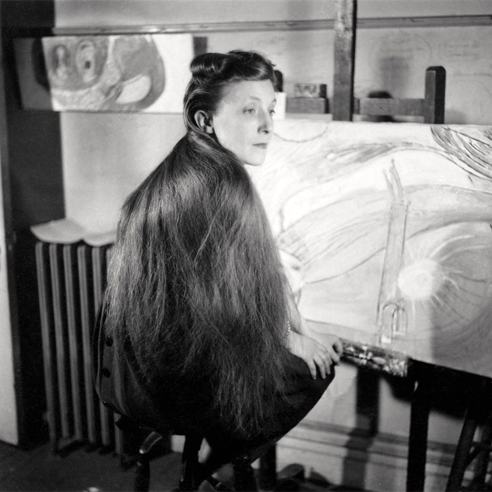 Луиз Буржуа в своей студии в Нью-Йорке.  1946.  Фото: The Easton Foundation/Licensed by VAGA at Artists Rights Society (ARS), New York