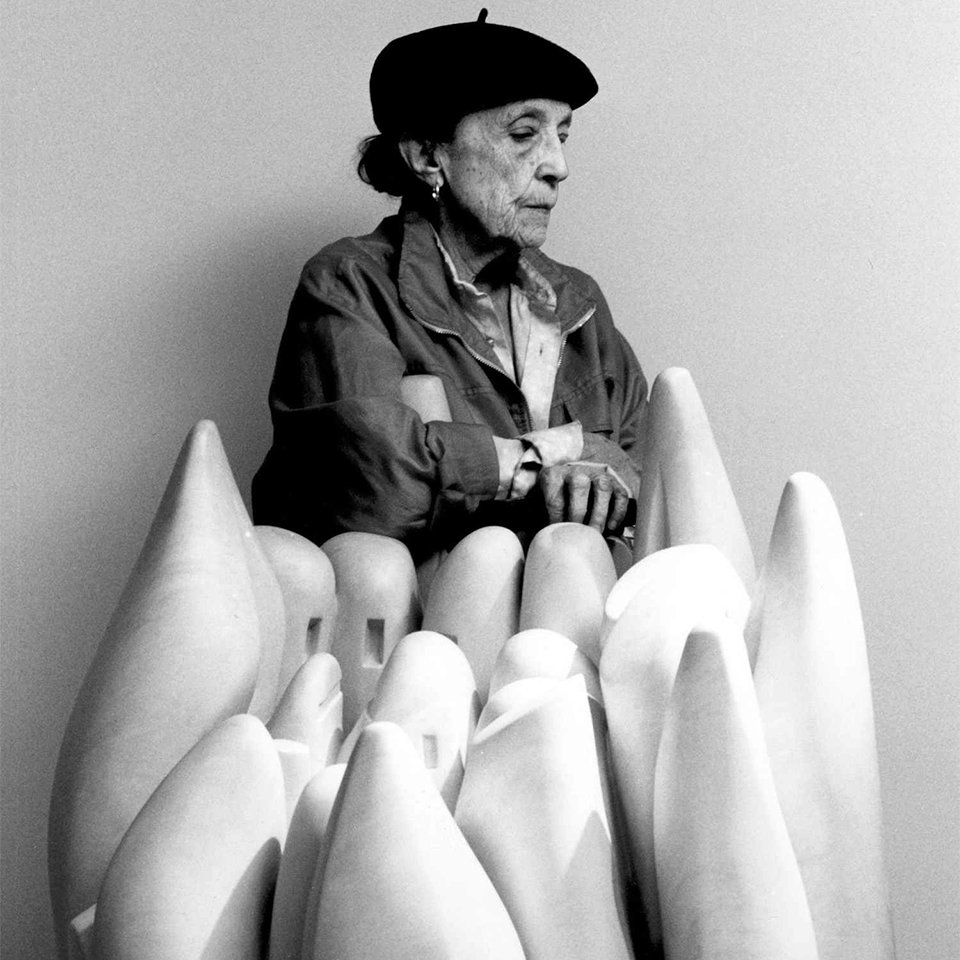 Луиз Буржуа со своей скульптурой «Клетка IV» в 1991 году. Фото: Raimon Ramis/The Easton Foundation
