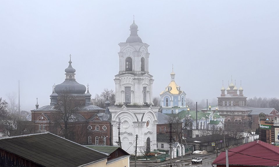 Вид на церкви Кадома: собор Димитрия Ростовского, церковь иконы Божией Матери «Милостивая» и церковь иконы Божией Матери «Неопалимая купина».  Фото: Екатерина Павлова
