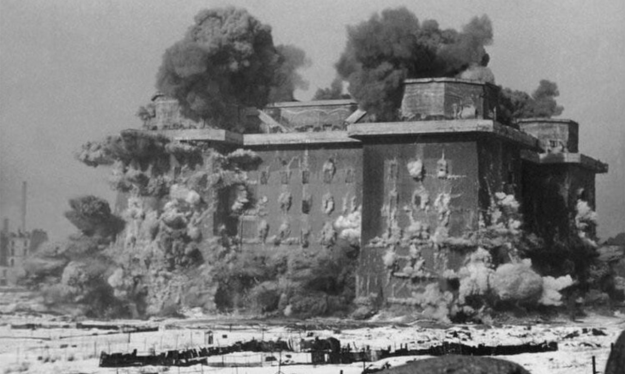 Архивный фотокадр, запечатлевший пожар в зенитной башне. Берлин, май 1945 года.  Фото: Herbert Hensky/Staatliche Museen zu Berlin, Gemäldegalerie