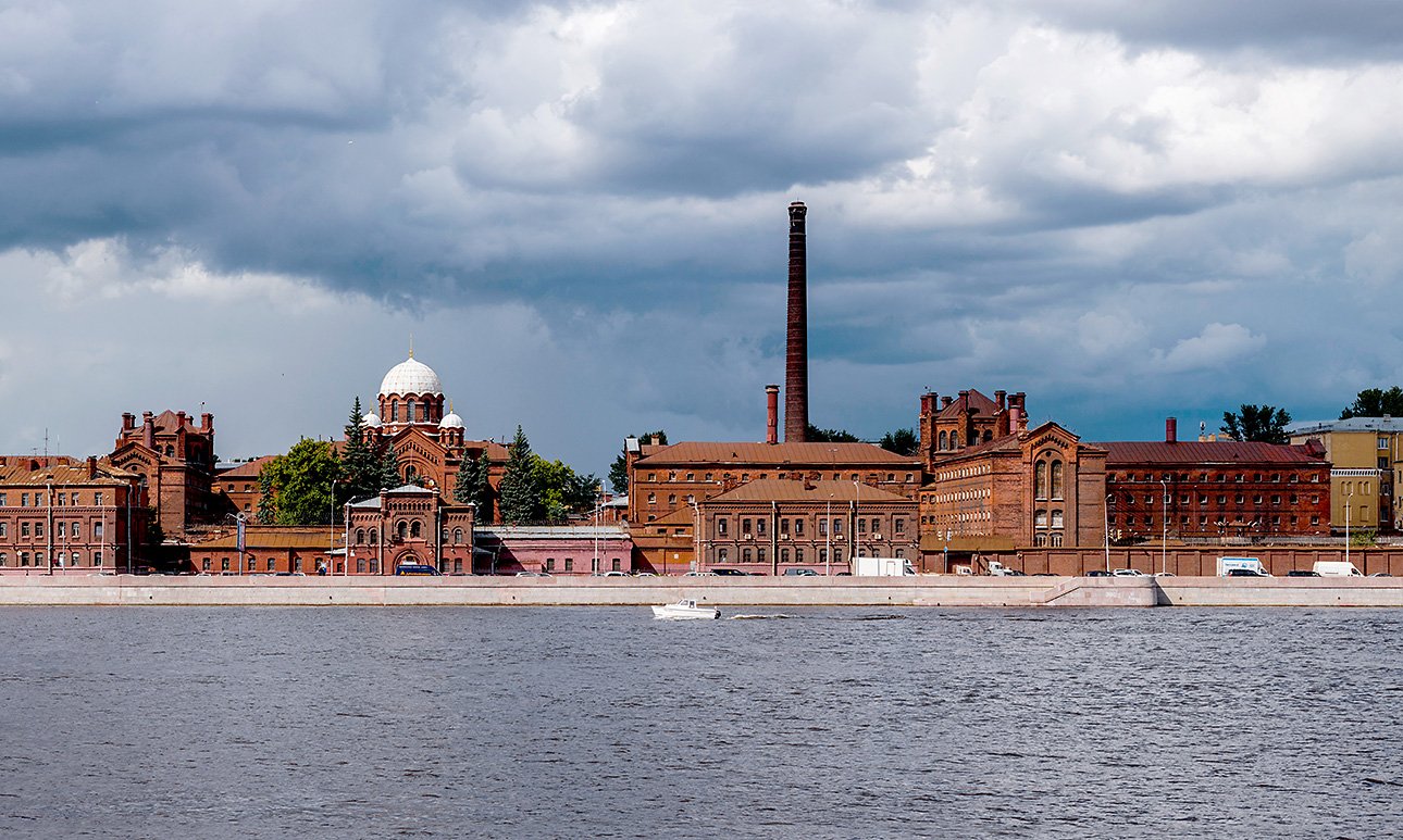 Вид на «Кресты» со стороны Арсенальной набережной.  Фото: Alex 'Florstein' Fedorov/Wikimedia