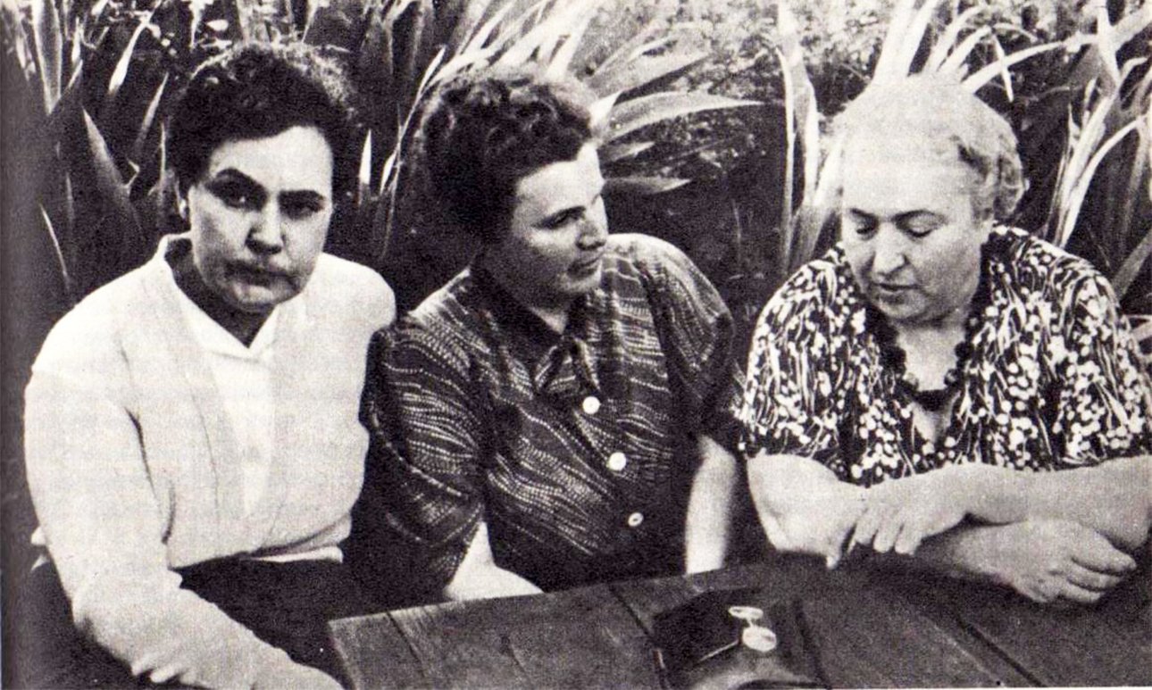 Зоя Иванова, Вера Мухина, Александра Экстер (слева направо). Фонтене-о-Роз около Парижа. 1937 год. Фото: РГАЛИ
